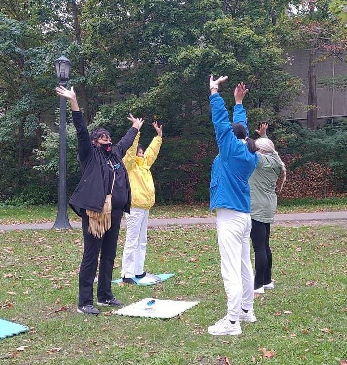 Žena (prva s lijeva) je kazala da je osjetila energiju dok  je  učila drugu vježbu.