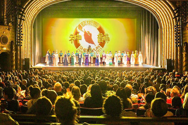 Podizanje zastora tvrtke Shen Yun u Phoenix Orpheum u Phoenixu, Arizona, 28. listopada. Tvrtka je predstavila dvije rasprodane predstave u Phoenixu, 27. i 28. listopada. 