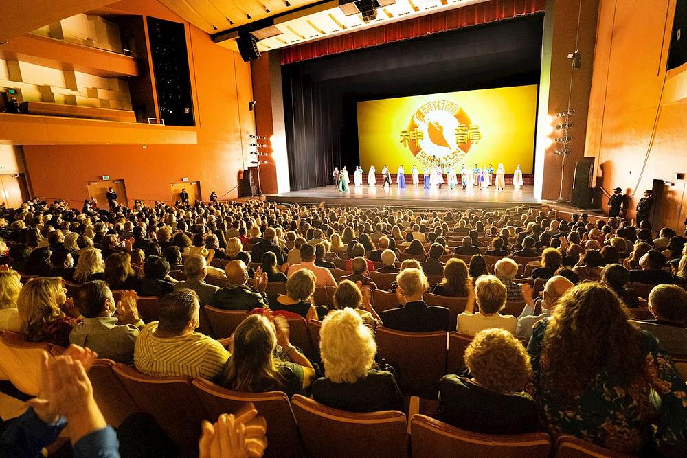 Tvrtka Shen Yun u The Fred Kavli Theatre u Thousand Oaks, Kalifornija, navečer 30. listopada. Tvrtka je predstavila tri rasprodane predstave u Thousand Oaks, 30. i 31. listopada.