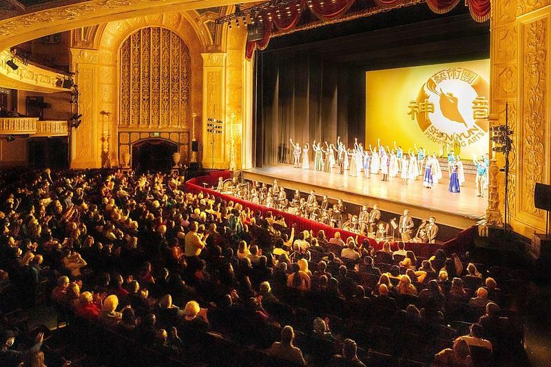 Podizanje zastora tvrtke Shen Yun International Company u Detroit Opera House u Detroitu, Michigan, 31. listopada. Tvrtka je predstavilo šest predstava u Detroitu od 27. do 31. listopada.