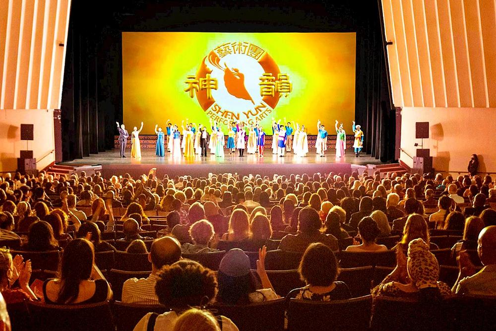 Podizanje zastora tvrtke Shen Yun Global Company u kazalištu William Saroyan u Fresno, Kalifornija, 30. listopada. Tvrtka je predstavilo dvije predstave u Fresno, 30. i 31. listopada. 