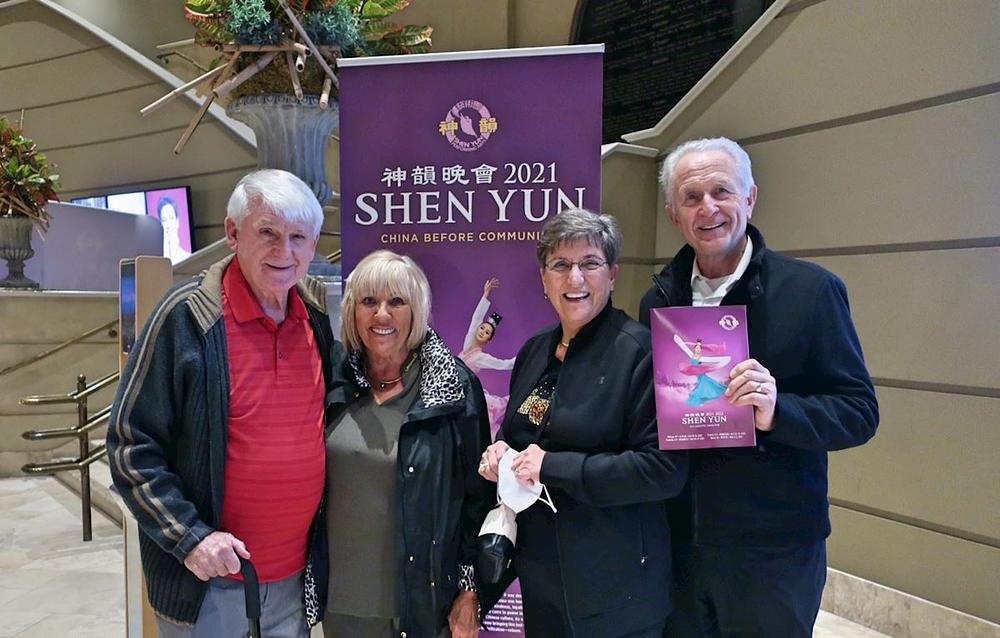 Wally i Pam Herger (desno) i prijatelji na nastupu Shen Yun