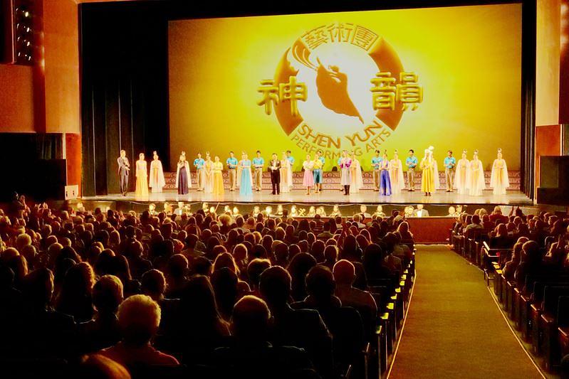 Poziv pred zavjesu izvođačima kompanije Shen Yun North America u dvorani Popejoy u Albuquerqueu, Novi Meksiko, 1. novembra. Kompanija je izvela dvije predstave u Albuquerqueu 1. i 2. novembra.