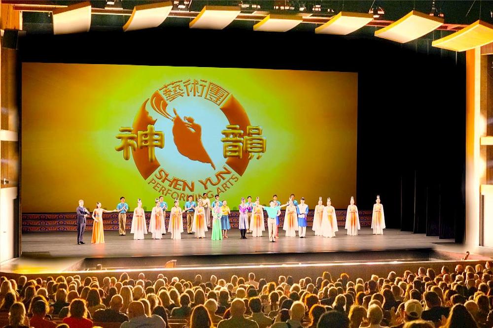 Poziv pred zavjesu izvođačima kompanije Shen Yun Global Company u Morrison centru za scenske umjetnosti u Boiseu, Idaho, 3. novembra 2021. godine.  Kompanija je izvela dvije predstave u Boiseu 2. i 3. novembra.