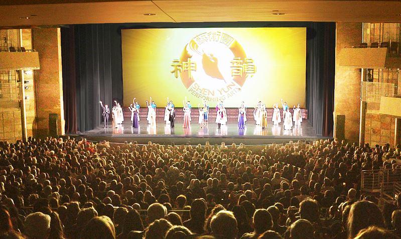 Poziv pred zavjesu izvođačima kompanije Shen Yun North America u The Buell Theatre u Denveru, Colorado, 5. novembra 2021. Kompanija je izvela pet predstava u Denveru od 4. do 7. novembra.