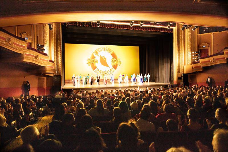 Poziv izvođačima Shen Yun International da izađu pred zastor nakon nastupa u prepunoj sali pozorišta Orpheum u Mineapolisu 4. decembra popodne. Trupa je izvela tri predstave u Mineapolisu 3. i 4. decembra. (Epoch Times)