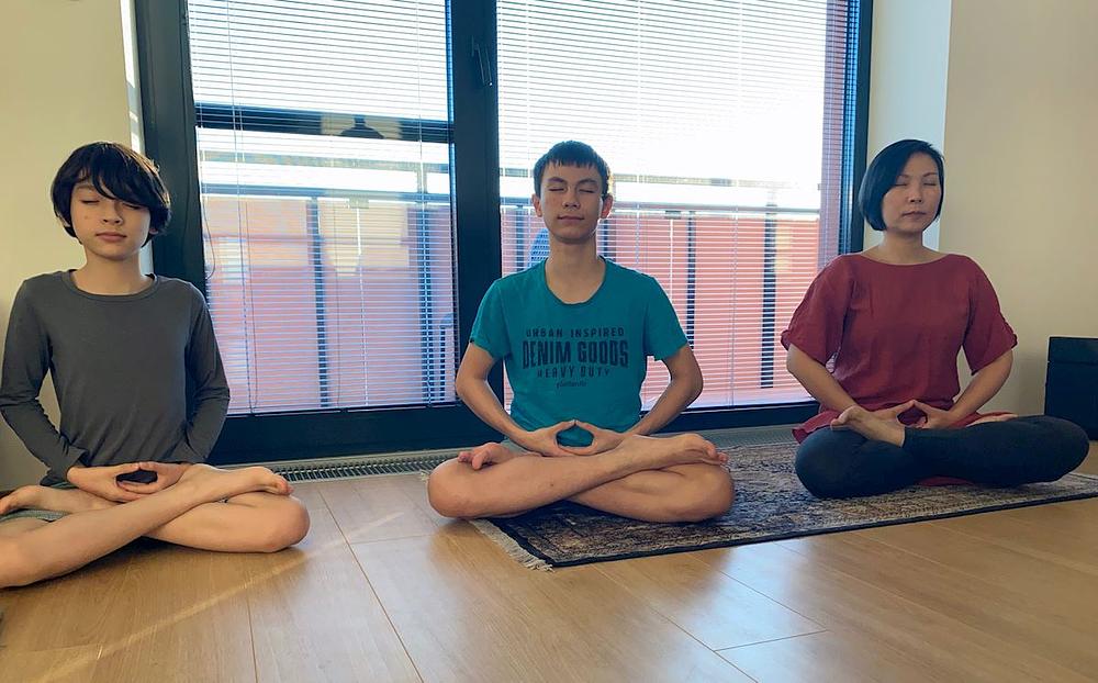 Susan i njezini sinovi rade sjedeću meditaciju Falun Dafa