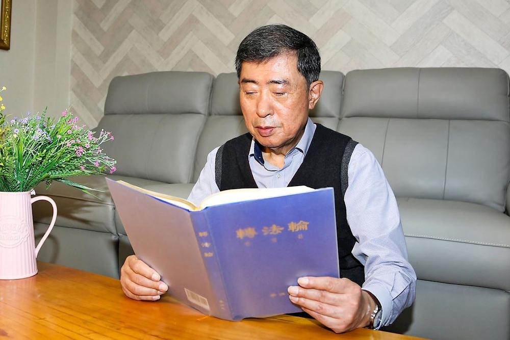 Dr. Hwang svaki dan čita *Zhuan Falun*