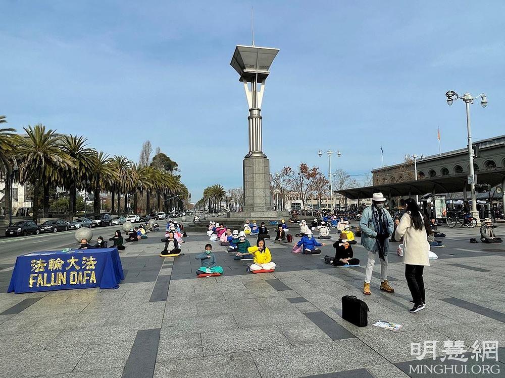 Falun Dafa praktikanti demonstriraju izvođenje vježbi u blizini zgrade trajekta u San Francisku.