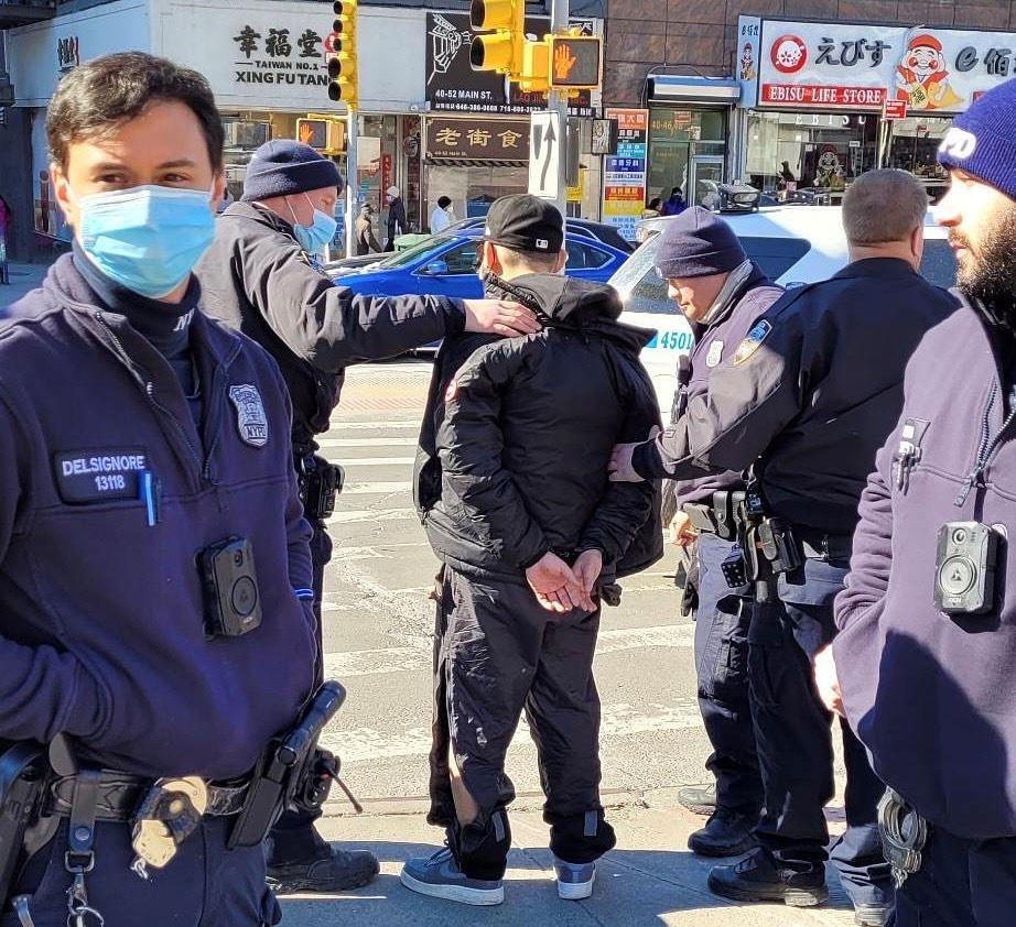 Službenici 109. stanice NYPD su osumnjičenog uhapsili 15. februara jer je nedavno u više navrata napao Falun Gong štandove u Flushingu. (Fotografiju je obezbijedio Falun Gong praktikant)
 