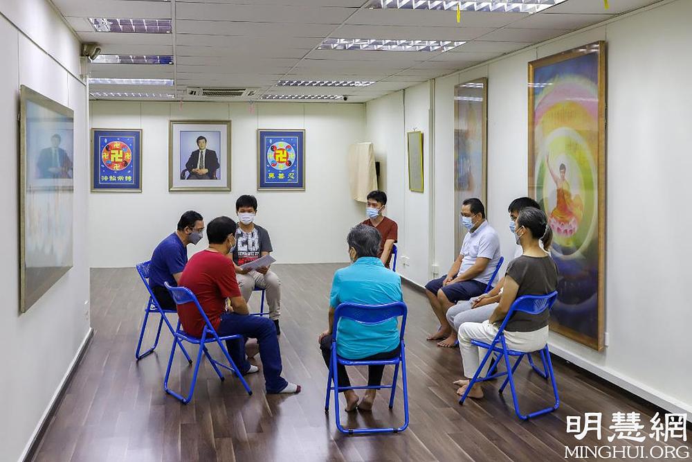  Nakon pohađanja Falun Dafa seminara, novi praktikanti razmjenjuju svoja iskustva