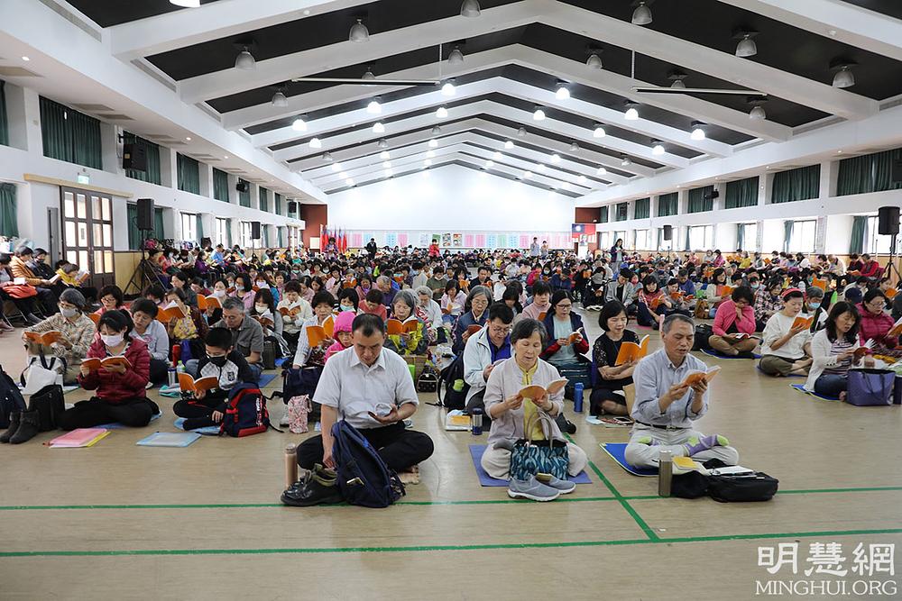 Praktikanti su čitali Falun Dafa učenja u srednjoj školi Chih-Yung u Taichungu 20. ožujka 2022. 
