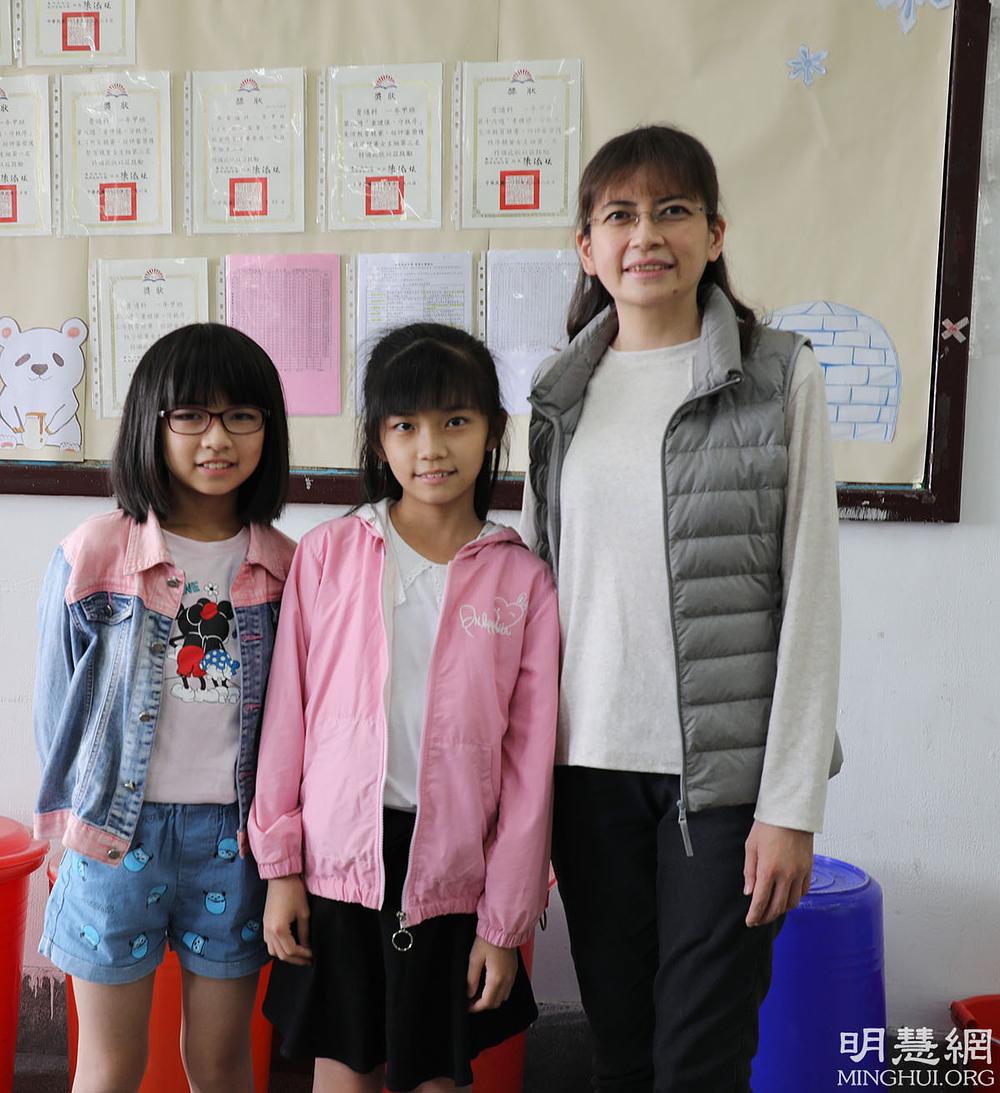 Gospođa Li Yunzhen i njezine kćeri blizanke. U sredini je Weishan.