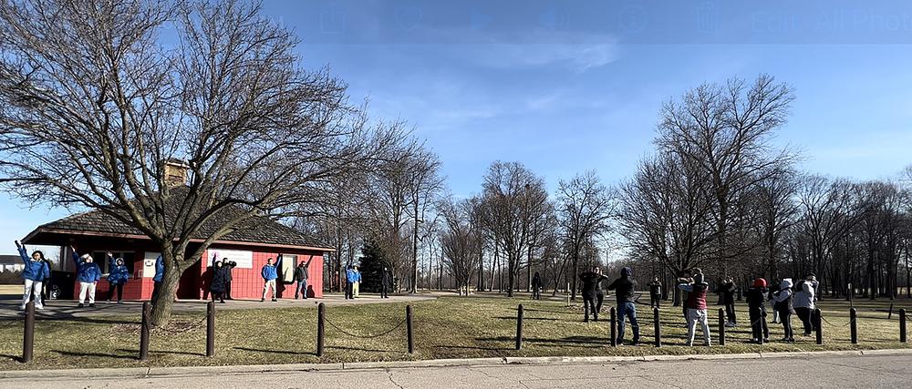  Studenti sa Univerziteta Rochester posmatraju demonstraciju Falun Dafa vježbi u lokalnom parku 2. aprila 2022. godine.
 
