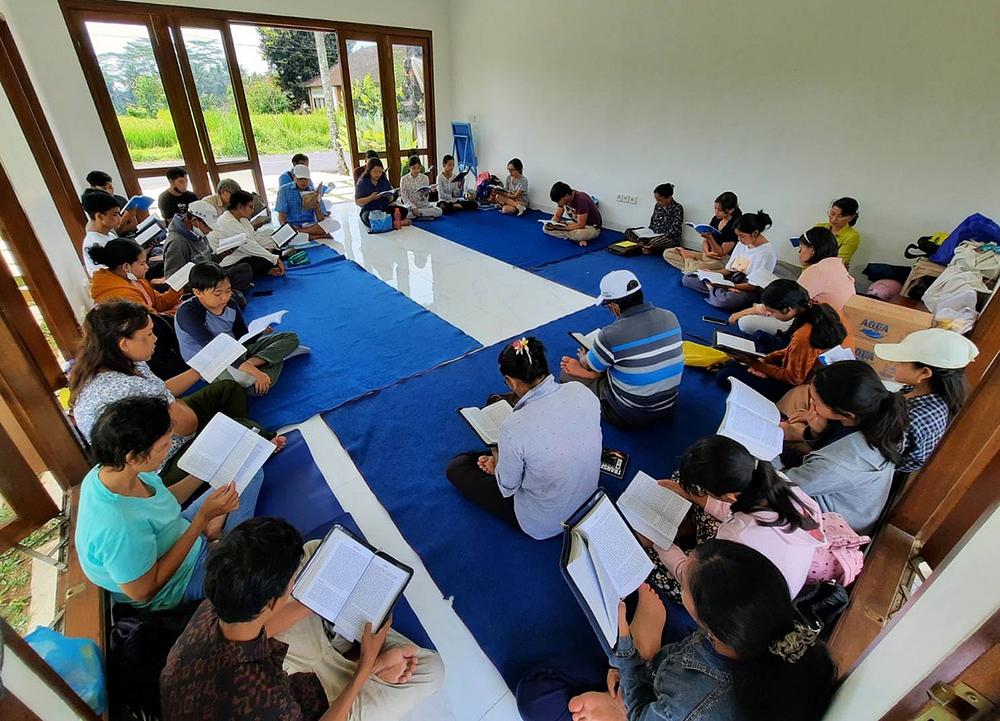  
Mladi praktikanti pridružili su se svojim roditeljima u čitanju Zhuan Faluna u Tegallalangu nakon što su završili svoje aktivnosti u Ubudu.