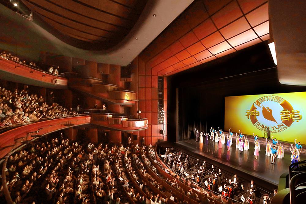 Internacionalna kompanija Shen Yun na rasprodanoj predstavi u Sydney Lyric Theatre 15. aprila uveče. Publika je dugo aplaudirala nakon što su izvođači bili pozvani da izađu pred zavjesu, a izvođači su se dva puta naklonili. Kompanija je izvela dvanaest nastupa u Sidneyju od 6. do 17. aprila. (The Epoch Times)