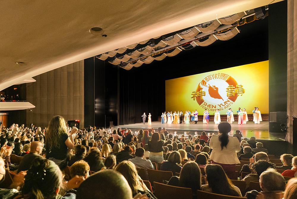 Shen Yun Global Company na Place des Arts - Théâtre Maisonneuve u Montrealu, Québec, Kanada, 15. aprila. Nakon nastupa, članovi publike su ustali i aplaudirali, aplaudirali su jako dugo i pozdravljali izvođače. Kompanija je izvela šest nastupa u Montrealu od 13. do 17. aprila. (The Epoch Times)