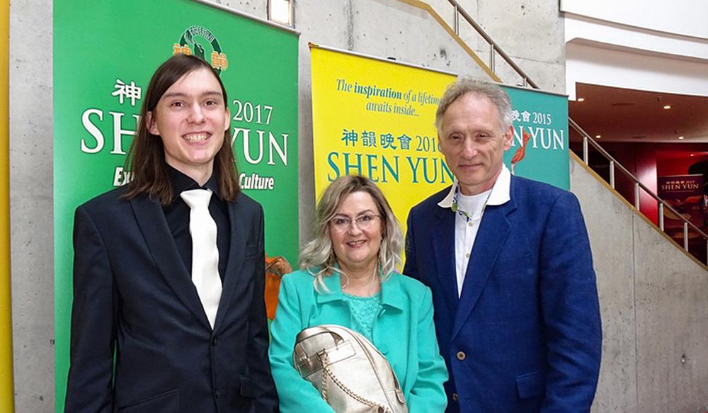 Isabell Stief i njena porodica na predstavi Shen Yuna u Bremenu, Njemačka, 17. aprila. (The Epoch Times)
