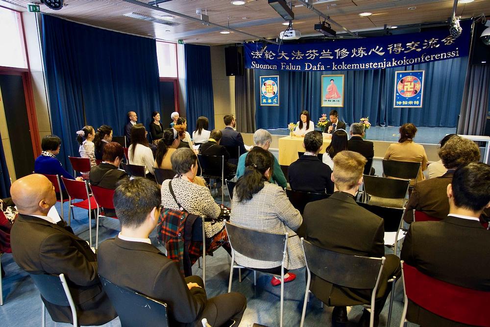 Praktikanti iz cijele Finske prisustvuju finskoj Falun Dafa konferenciji za razmjenu iskustava 10. travnja. 
 