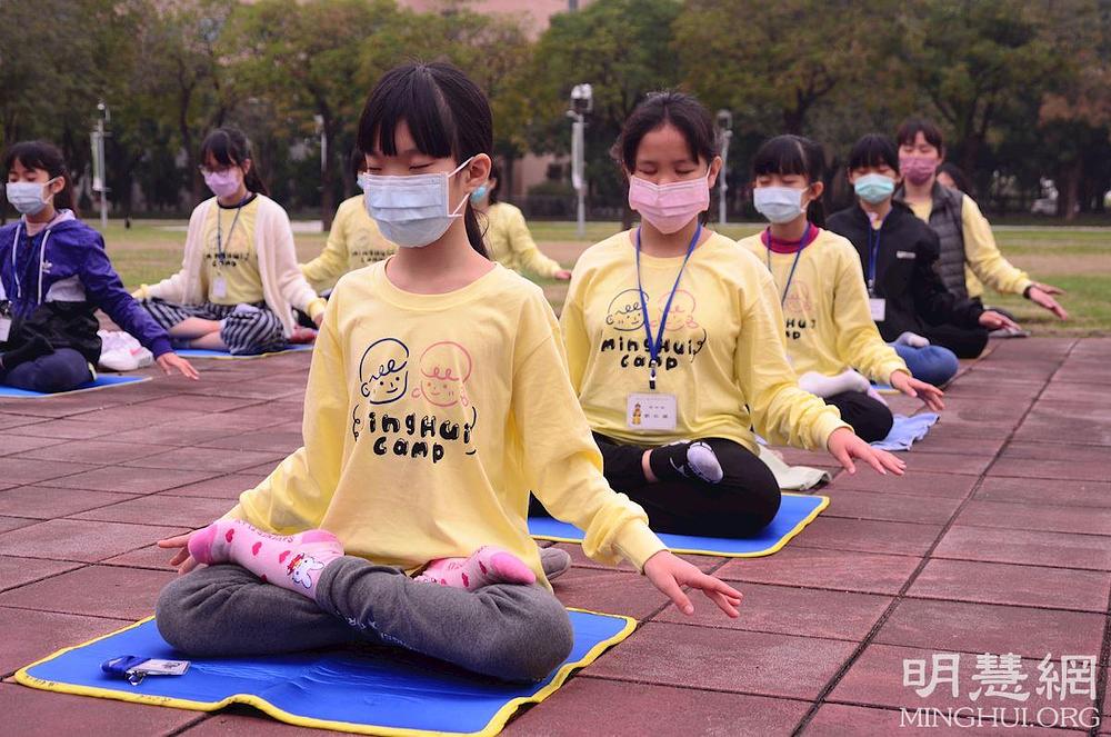 Polaznici 11. zimskog kampa Minghui u Yunlinu, Tajvan, prakticiraju Falun Dafa vježbe.
