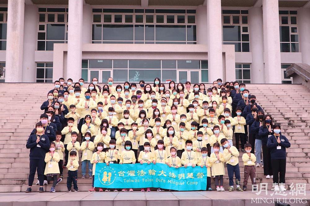 Praktikanti koji su prisustvovali kampu su zaželjeli sretnu Kinesku novu godinu gospodinu Li Hongzhiju, osnivaču Falun Dafa.