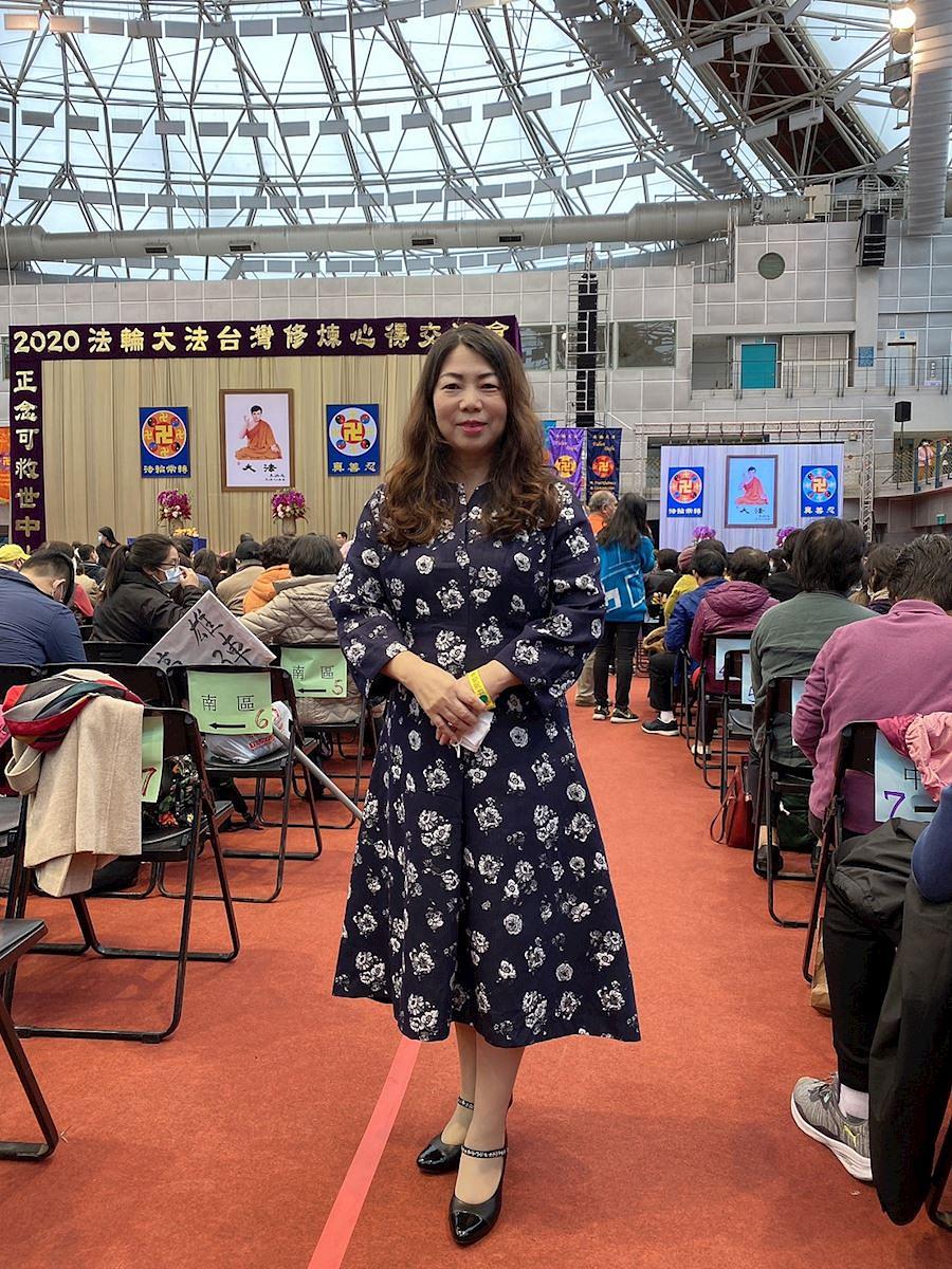 Fotografija prikazuje Xiumei koja sudjeluje na Tajvanskoj konferenciji o razmjeni iskustava kultivacije Falun Dafa 2020. u Taipeiju.