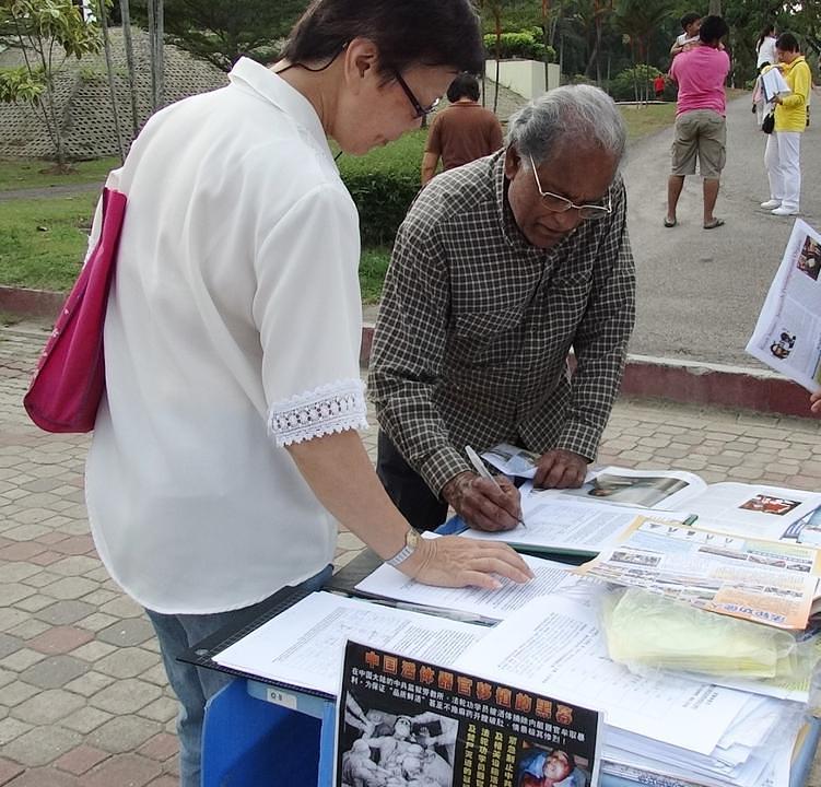 Ljudi potpisuju peticiju koja zahtijeva obustavljanje prisilnog oduzimanja organa od živih Falun Gong praktikanata u Kini, koje se odvija u orgganizaciji kineskog režima.
