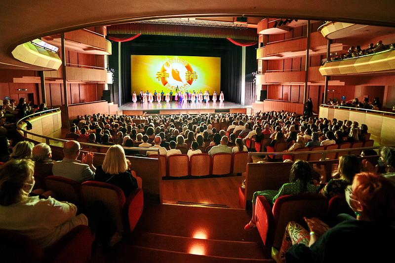  Shen Yun New York Company na rasprodanoj predstavi u Teatro Nuovo Giovanni da Udine u Udinama, Italija, 31. svibnja. Shen Yun je predstavio dvije izvedbe pred punim dvoranama 31. svibnja i 1. lipnja. (The Epoch Times)