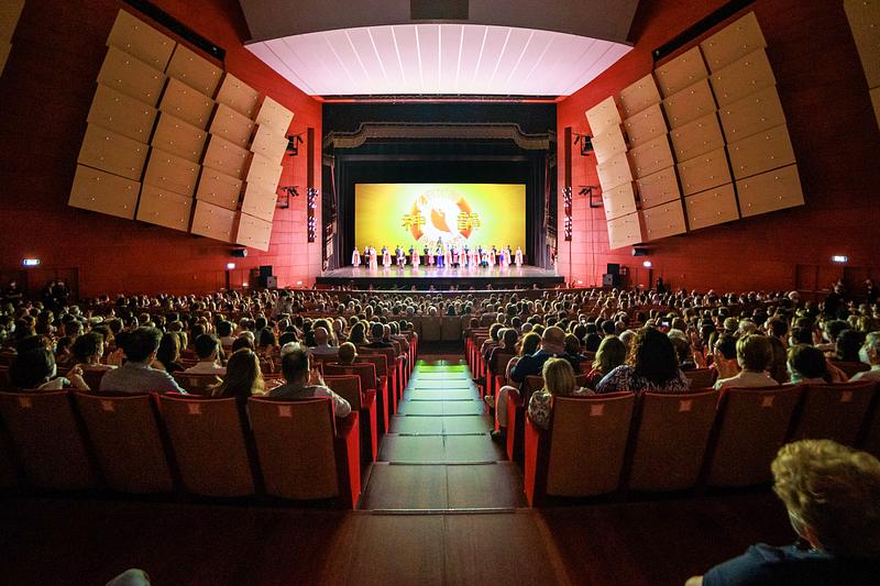 Shen Yun New York Company predstavio je dvije rasprodane predstave u Teatro degli Arcimboldi u Milanu, Italija, 4. lipnja. (The Epoch Times)
 