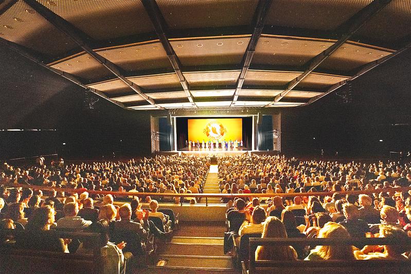 The Shen Yun World Company u Jahrhunderthalle Frankfurt u Frankfurtu, Njemačka, 2. lipnja. Shen Yun je izveo četiri nastupa u Frankfurtu od 31. svibnja do 3. lipnja, sve pred prepunim gledalištem. (The Epoch Times)
 