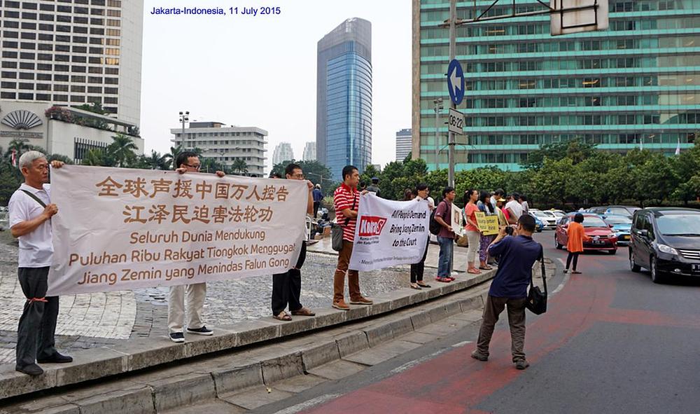 Falun Gong praktikanti u Džakarti, glavnom gradu Indonezije, prikazuju transparente u blizini hotela Indonezija u poslovnoj četvrti, 11. jula 2015. godine, podržavajući tužbe protiv Jiang Zemina u Kini.