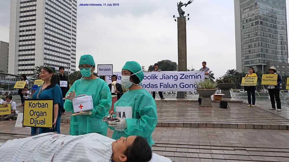 Insceniranje prisilnog oduzimanja organa od živih Falun Gong praktikanata podiže svijest o zločinima koji se dešavaju u Kini.