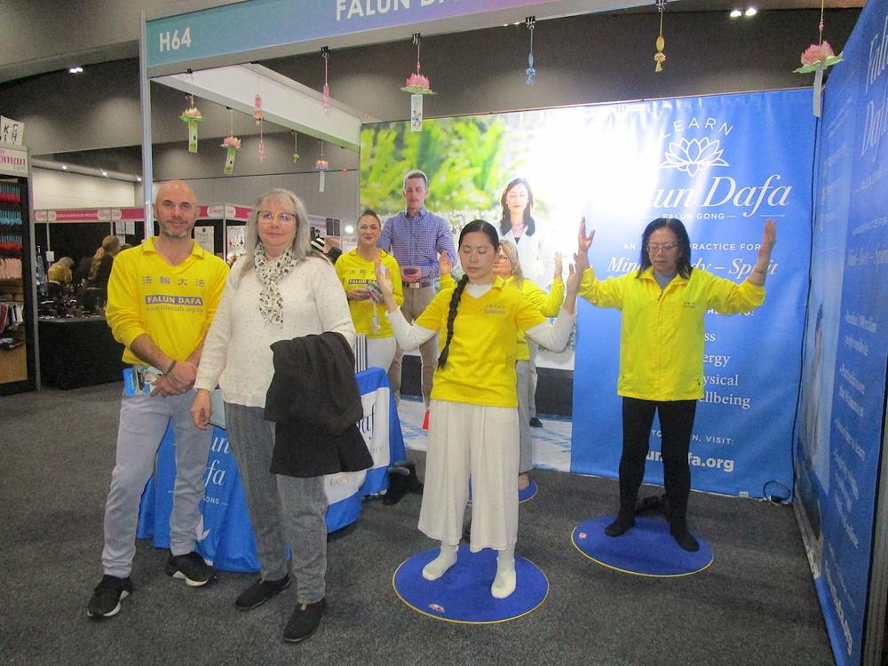  Stjuart Martin (levo) i njegova majka Denis Džonson prvi put su saznali za Falun Dafu na Sajmu pre 22 godine.