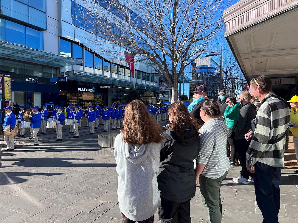 Praktikanti su održali manifestacije u Christchurchu na Novom Zelandu 11. juna kako bi predstavili Falun Dafa i ljudima kazali za progon koji se dešava u Kini. 
