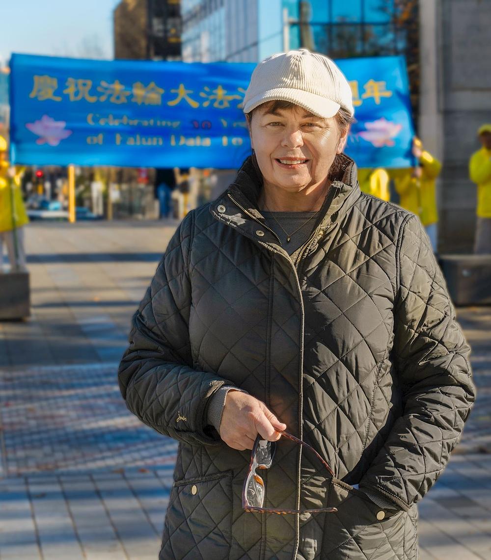 Nicki Max je govorila o tome kako se njena kćerka poboljšala i nakon što je počela prakticirati Falun Dafa.
 