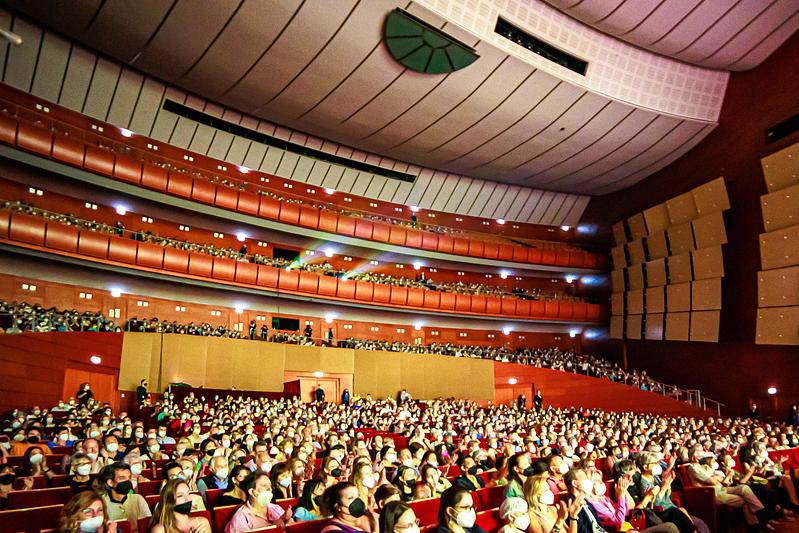 Deseti i posljednji nastup Shen Yun New York Company u prepunoj dvorani Teatro degli Arcimboldi u Milanu, Italija, 12. juna. (The Epoch Times)
 