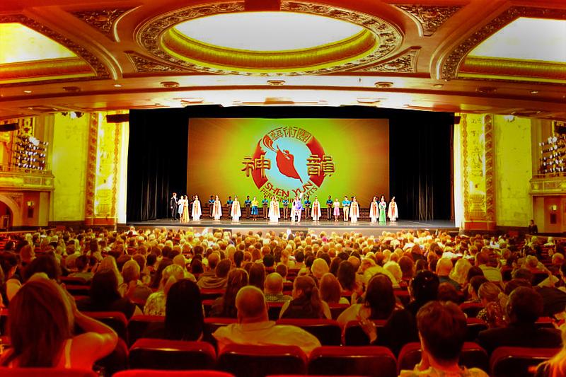 The Shen Yun New Era Company u Shea’s Buffalo Theatreu u Buffalu, New York, 11. juna. Kompanija je izvela dvije predstave u Buffalu 10. i 11. juna. (The Epoch Times) 