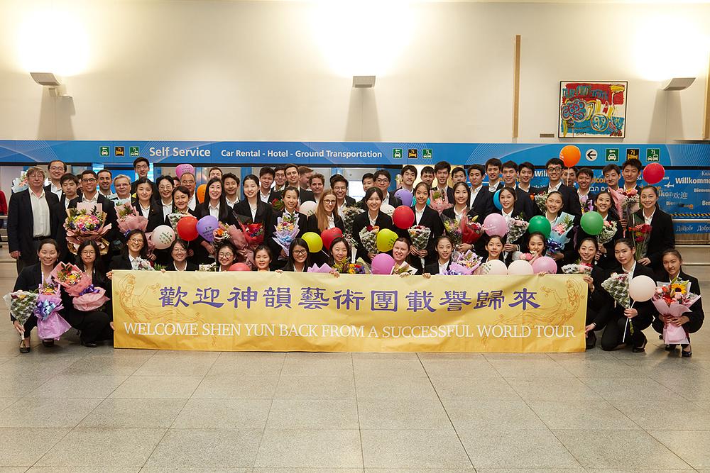 Shen Yun World Company se vratila u New York 14. juna nakon što je izvela 82 predstava u devet evropskih zemalja. Izvođače su ljubitelji dočekali cvijećem i balonima. (The Epoch Times)