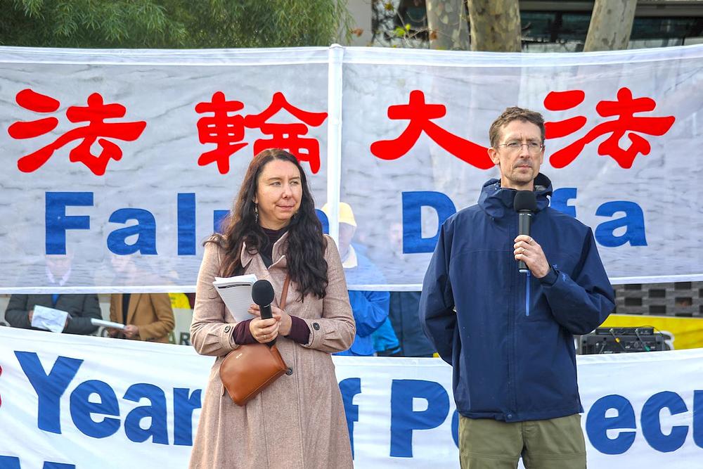 Jarrod i Emma Hall, muž i žena, prisjetili su se svog iskustva na Trgu Tiananmen prije 20 godina, tijekom skupa u Melbourneu 9. srpnja 2022.