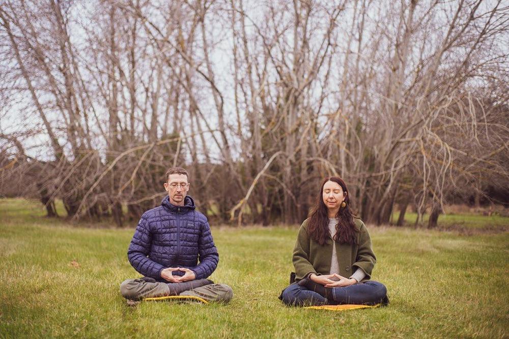 Jarrod i Emma rade petu vježbu Falun Gonga, meditaciju.
