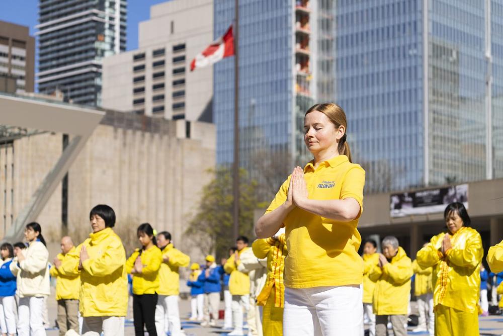 Praktikanti izvode Falun Dafa vježbe kao dio dnevnih svečanosti. 