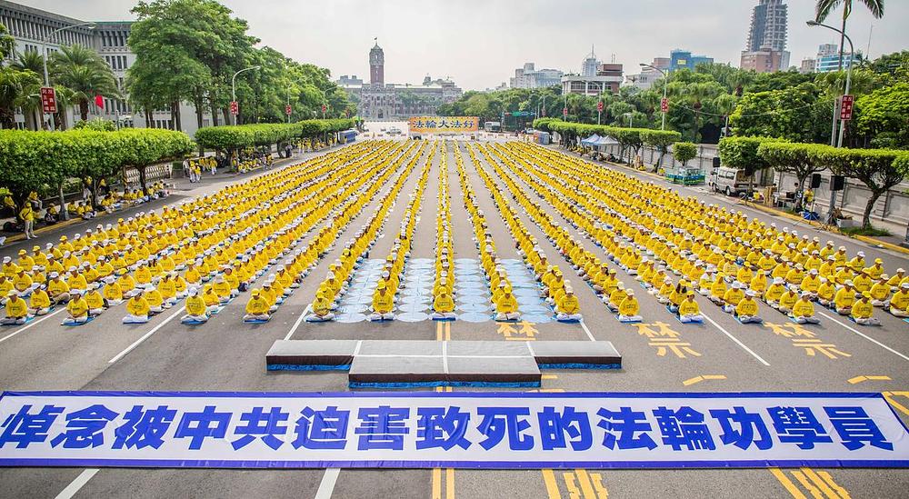 Izvođenje Falun Gong vježbi na bulevaru Ketagalan u Taipeiu. Na transparentu stoji: "Žalimo za Falun Gong praktikantima koji su umrli zbog progona od strane kineskog komunističkog režima."