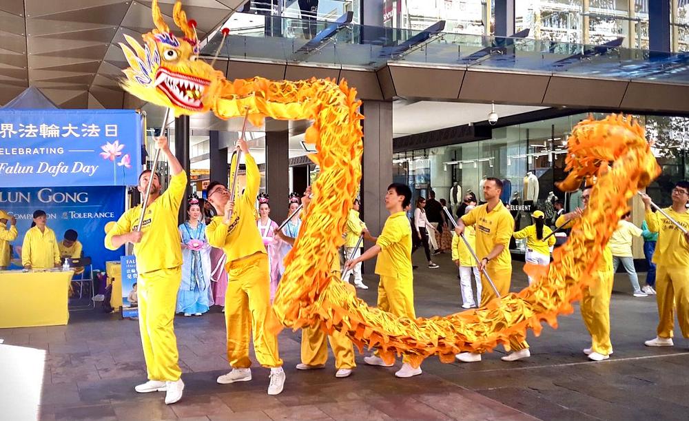  Praktikanti su proslavili Falun Dafa dan zmajevim plesom u trgovačkom centru, u centru Pertha 7. svibnja 2022.
