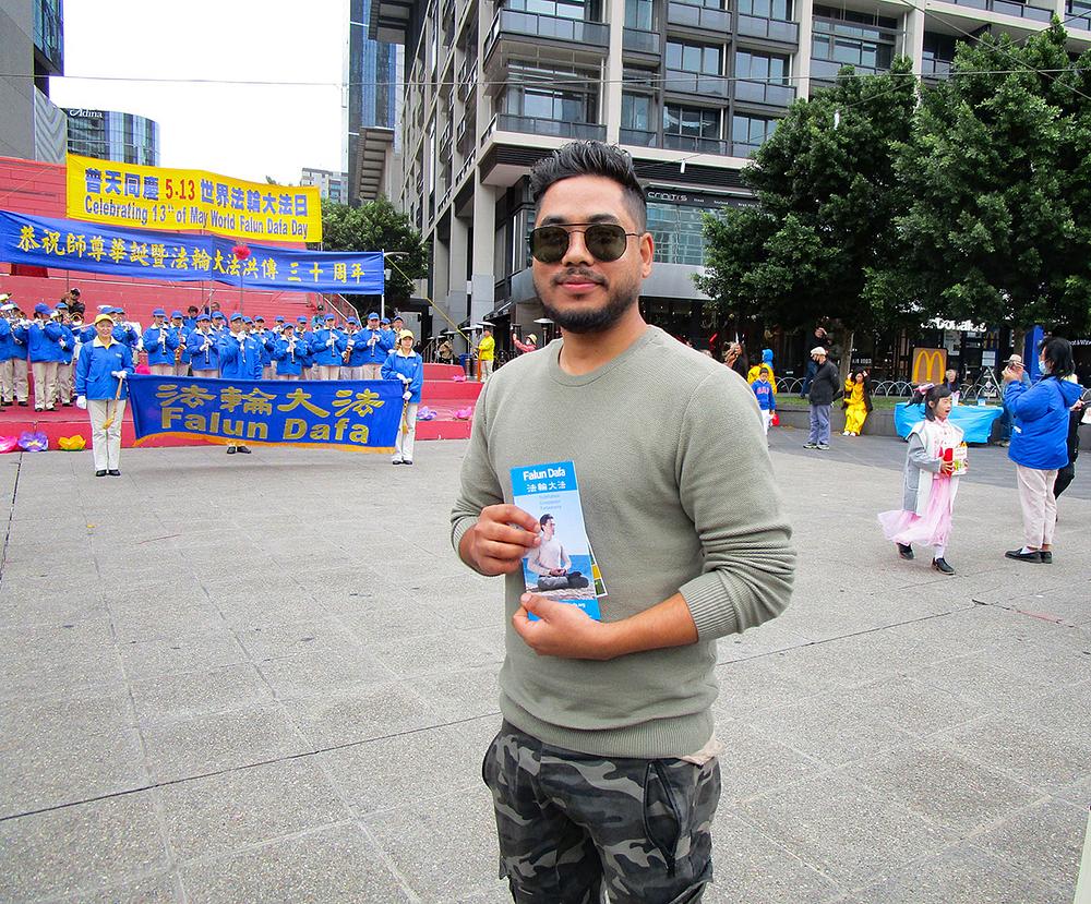 Devendra iz Nepala izrazio je podršku Falun Gongu na proslavi na trgu Queensbridge u centru Melbournea.
 