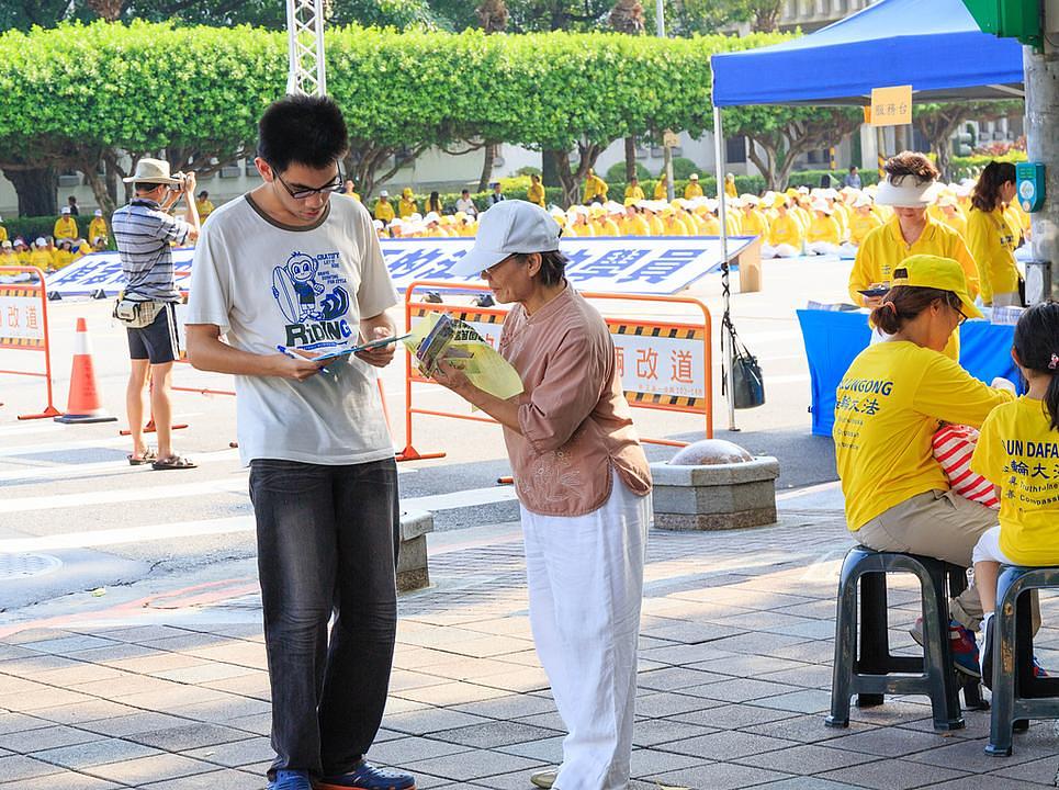 Mladić potpiše peticiju za izvođenje Jiang Zemina pred lice pravde zbog pokretanje progona protiv Falun Gonga