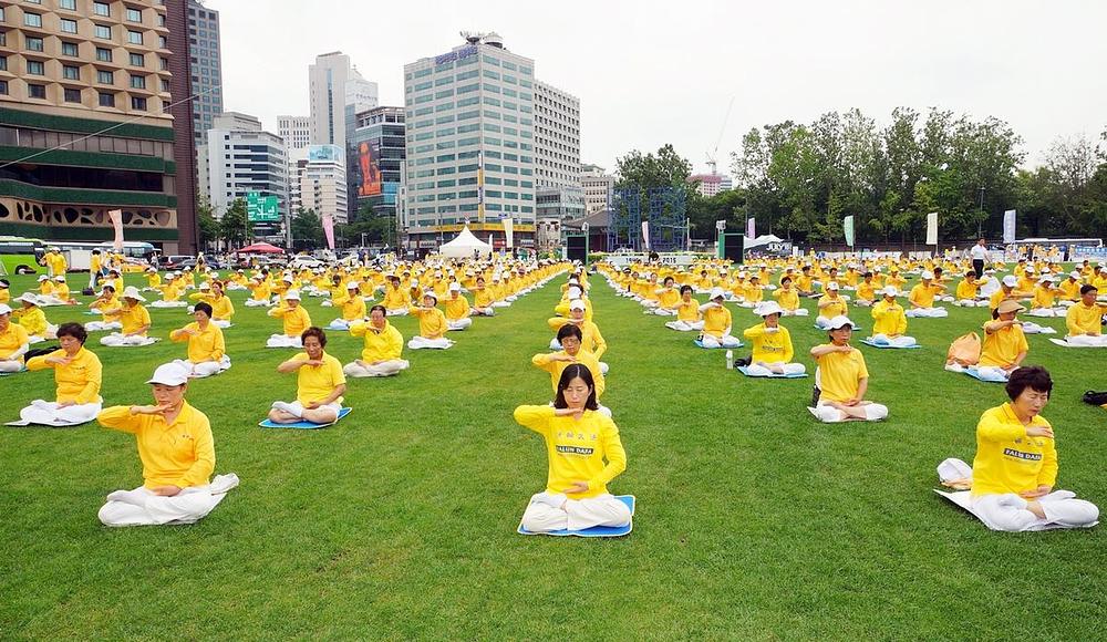 Praktikanti su poöeli skup demonstrirajući Falun Gong vježbe