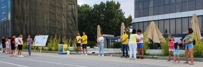 Turisti su gledali praktikante kako rade vježbe i učili kako da ih izvode u Mamaiu 13. avgusta.