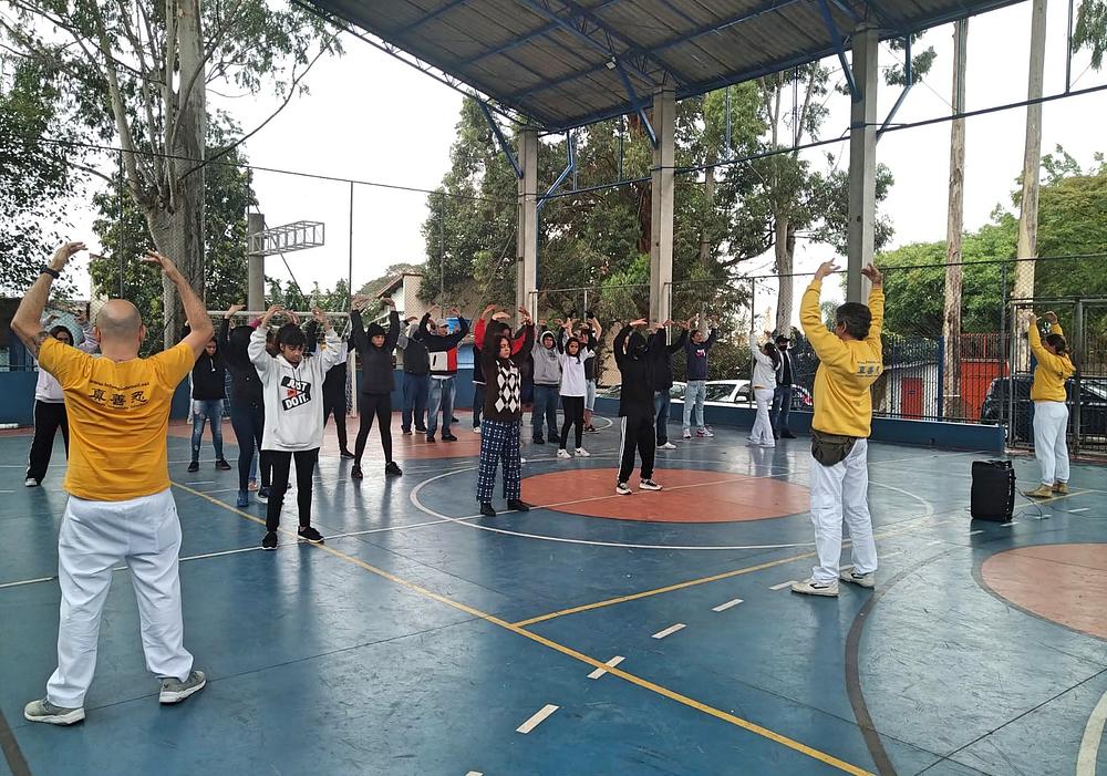 Praktikanti su pozvani u državnu školu Joakuim Luiz de Brito da podučavaju učenike vežbama 14. septembra 2022.