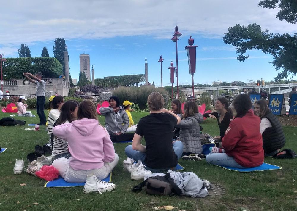 Turisti uče Falun Dafa vježbe na Nijagarinim vodopadima.