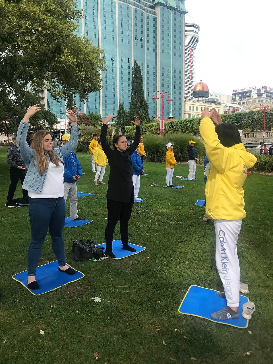 Monica (druga slijeva), fotograf iz New Yorka, i njena prijateljica Patricia (prva slijeva) uče drugu Falun Dafa vježbu.